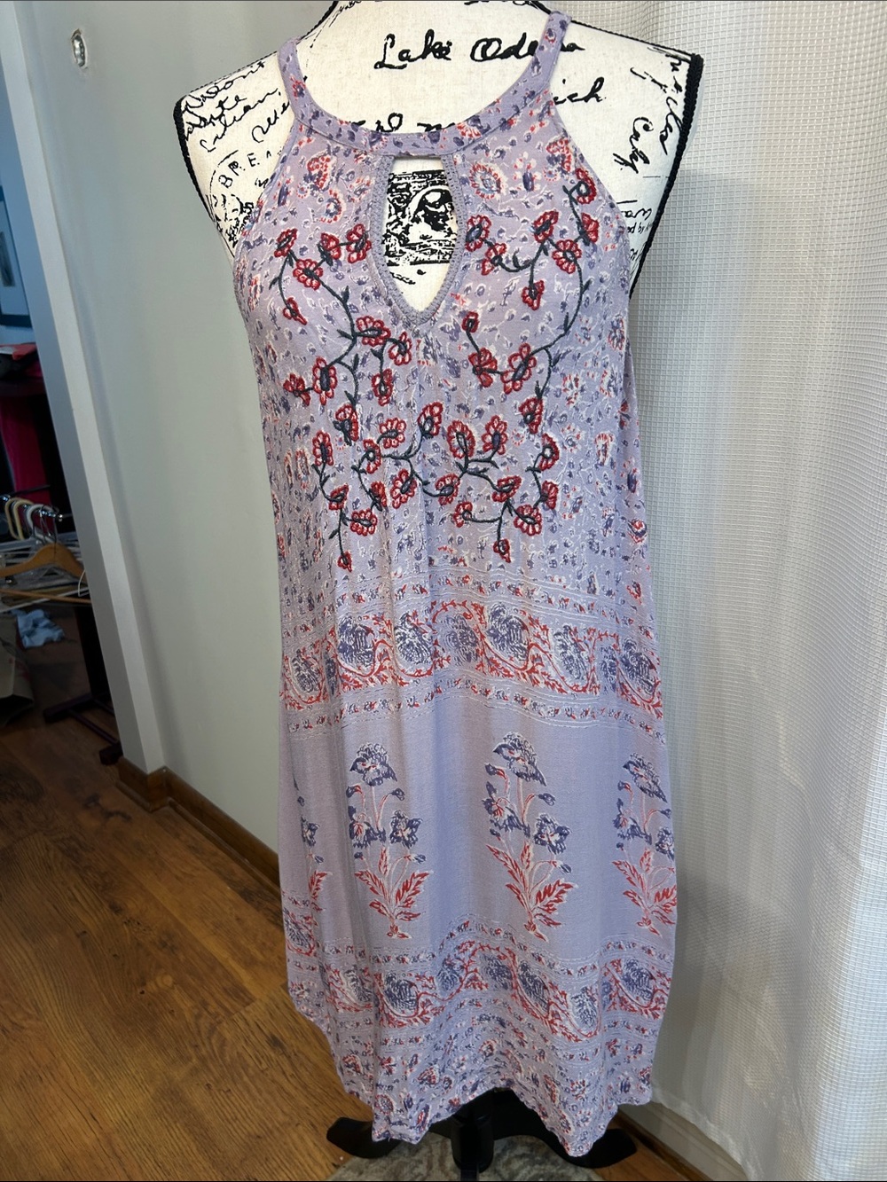 En Crème Sleeveless Floral Midi Dress in Lavender& Red, Embroidery, keyhole, EUC